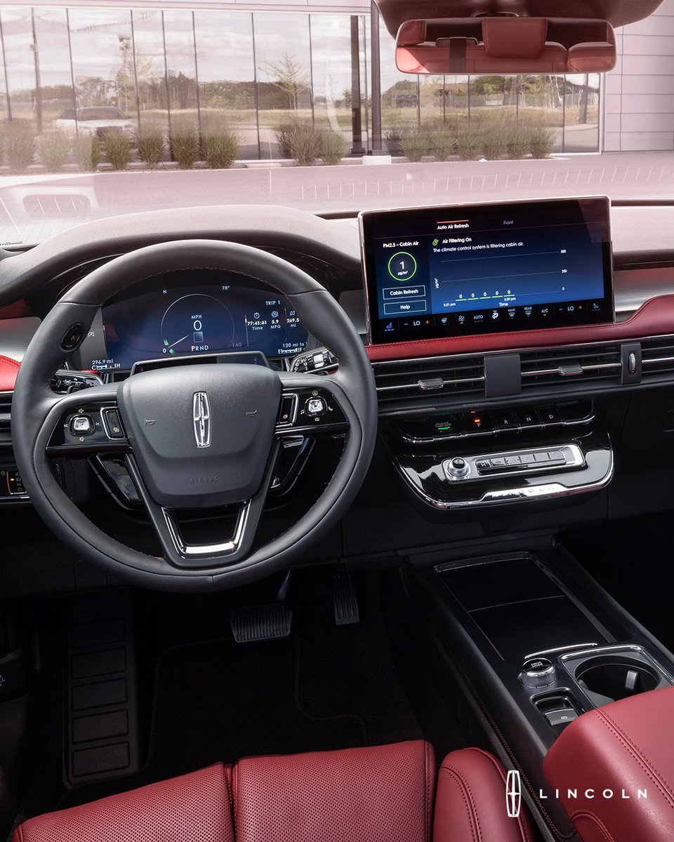 LincolnPicacho_'s tweet photo. El diseño de la nueva #LincolnCorsair Black Jet está centrado en los detalles que la vuelven una SUV con espíritu deportivo, como la pantalla táctil 13.2" con comandos de voz. Deja que te lleve más lejos. https://t.co/rTSQCgS9wB https://t.co/o5NGak8cKB