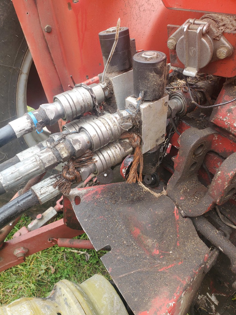 CloverleafScott's tweet photo. Anyone out there using a V&amp;M hydraulic multiplier be able to send me a picture of the wiring on the back. Dad unhooked this one and now I'm trying to figure out where everything plugs back in. TIA https://t.co/CW36TIxJLd