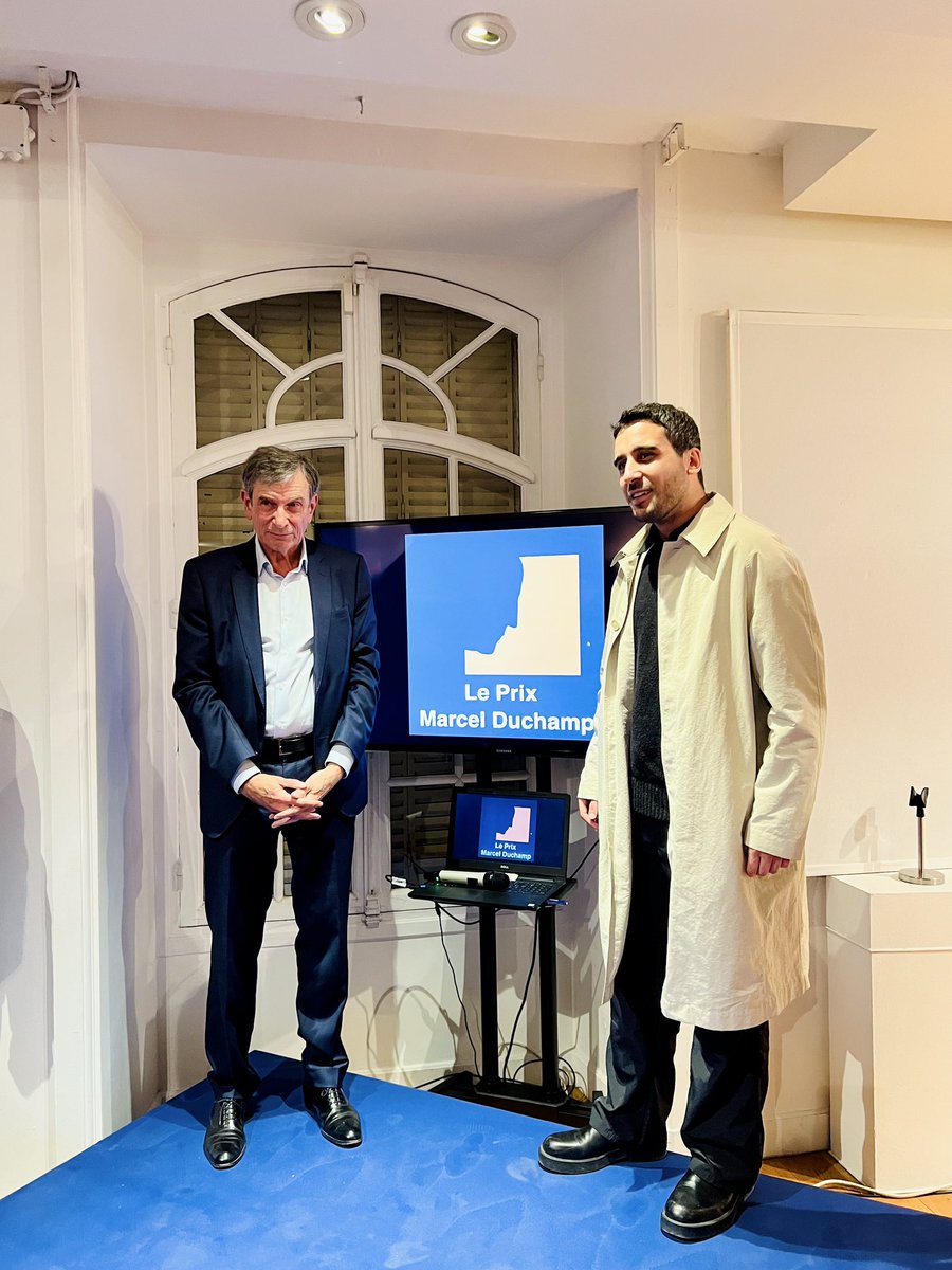 ADIAF (@adiaf_o) on Twitter photo Félicitations à Tarik Kiswanson, lauréat du #PrixMarcelDuchamp 2023 !
« J'utilise la sculpture et l’écriture pour explorer les états transitoires et interstitiels de la condition humaine », explique-t-il.
► Group show jusqu’au 8 janvier 2024 au <a href="/CentrePompidou/">Centre Pompidou</a> Félicitations à Tarik Kiswanson, lauréat du #PrixMarcelDuchamp 2023 !
« J'utilise la sculpture et l’écriture pour explorer les états transitoires et interstitiels de la condition humaine », explique-t-il.
► Group show jusqu’au 8 janvier 2024 au <a href="/CentrePompidou/">Centre Pompidou</a>