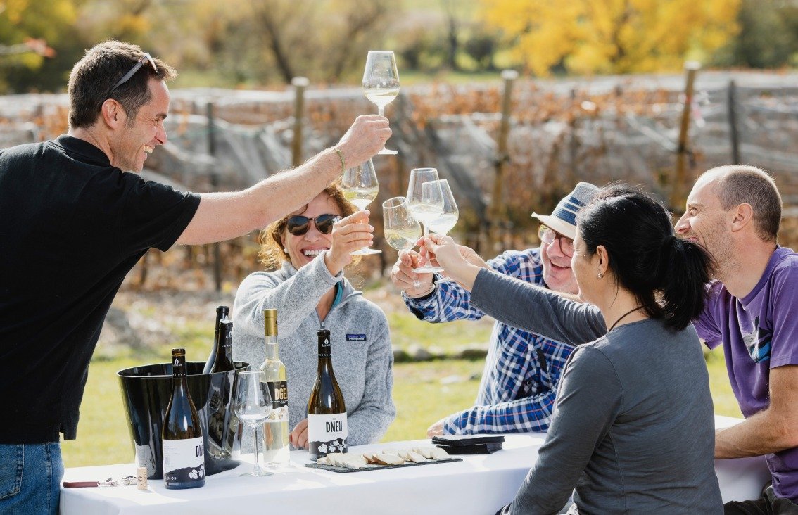 FoodCostaBrava's tweet photo. Avui et proposem un tast d'alçada ☺️ 🍷🏔

@llivins1 és un celler pioner que es troba a alta muntanya. Un celler sostenible que col·labora en la recuperació de varietats pròpies del Pirineu. 

Visita'l 👉 https://t.co/joYZjJRNxE
#Inpyreenes #FoodCostaBrava https://t.co/fpv57jqDvT