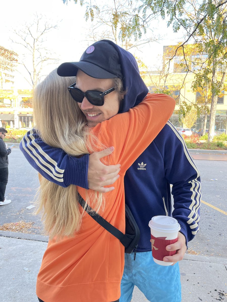 TheHarryNews's tweet photo. Harry with a fan in Chicago last year. (Via jezebelerry) https://t.co/9qhfH5joDW