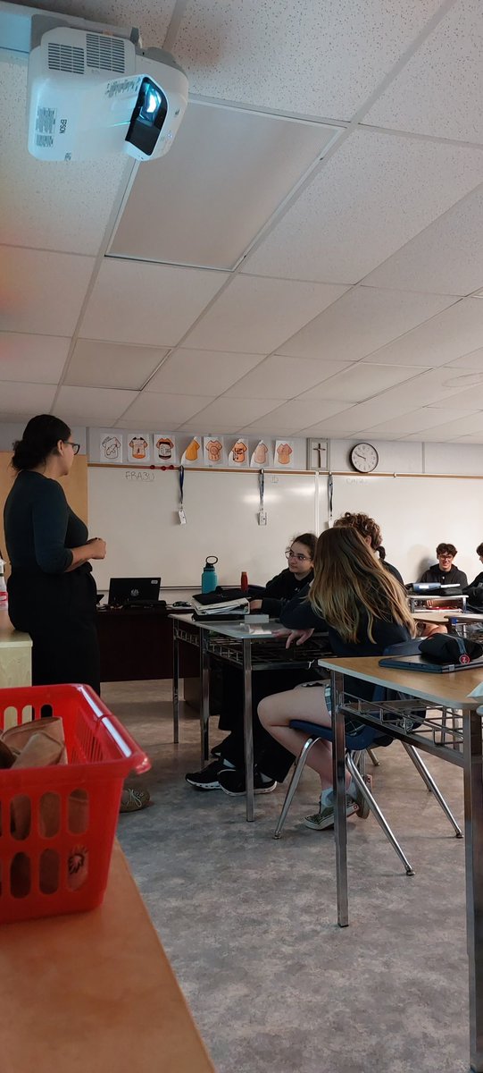 🎤 Nouvelle passionnante ! Avery Tracey, notre animatrice culturelle systémique, fait découvrir l'art du slam aux élèves de 11e et 12e années en cours de français. Préparez-vous à un voyage inspirant à travers les mots et l'expression de soi !  #ÉmouvoirParLesMots 
<a href="/JPGagnier/">J</a>