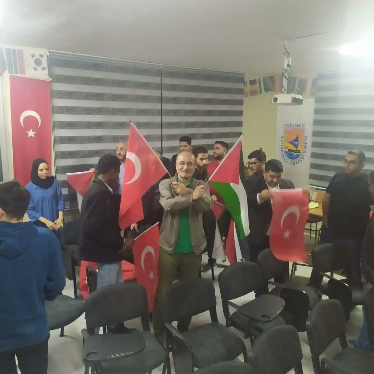 Kulder61's tweet photo. Filistinli öğrenci kardeşlerimiz ile  farklı ülkelerdeki öğrencilerimizin katılımlarıyla ,Filistin özelinde Gazze'de yaşanan siyonist , işgalci terör örgütü israil'in insanlık dışı uygulamalarını , Filistin- Kudüs sorununun kısa tarihini ve yeni intifadayı  Filistinli 🇹🇷🤲🏿 https://t.co/2WwYShuHzF