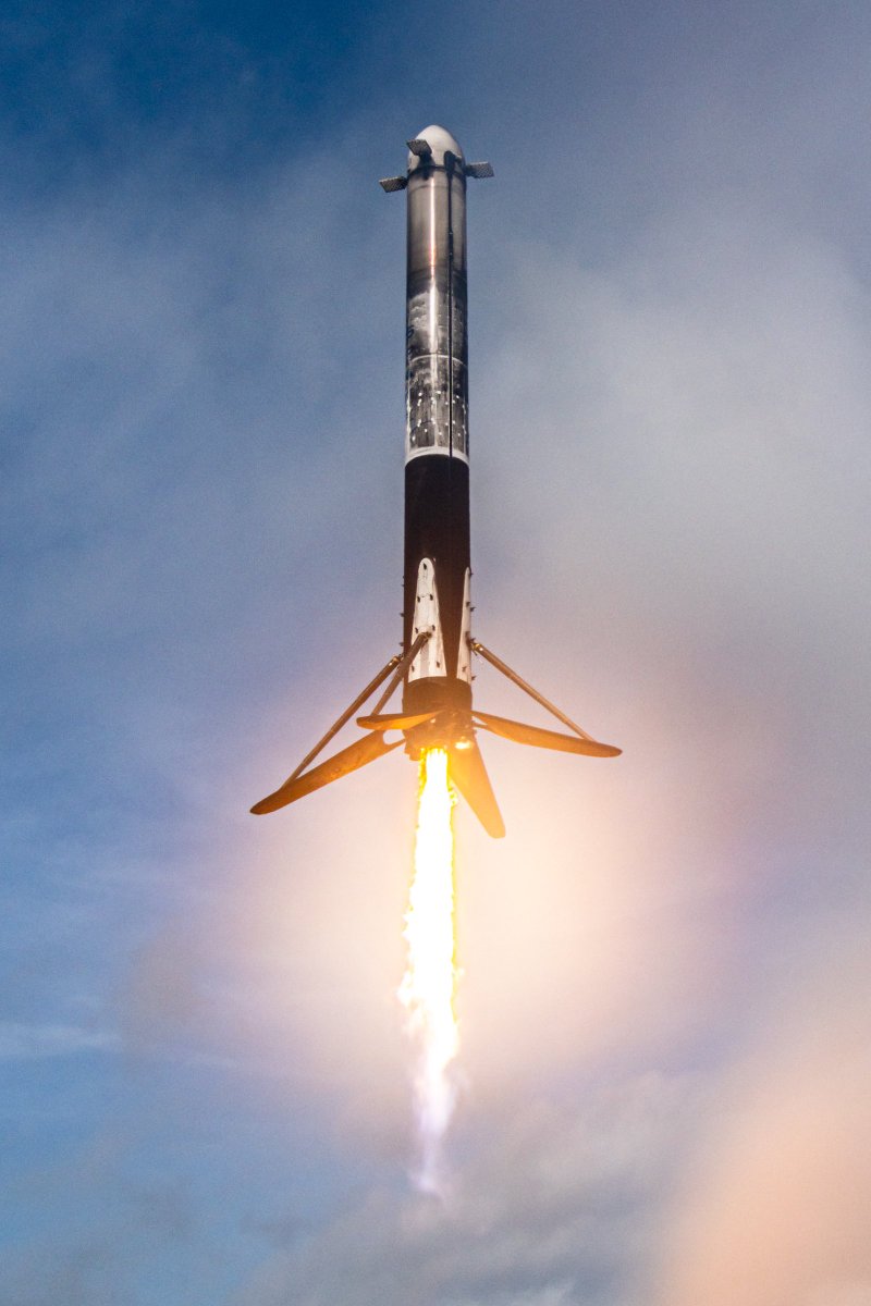 SpaceCoastChron's tweet photo. A close view from the landing zone as a Falcon Heavy side-core booster returns to the launch site after a job well done lifting @MissionToPsyche into space. 

📸 me for @considercosmos https://t.co/kTPUollVua