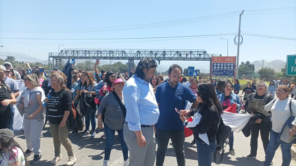 danipep's tweet photo. #TilTil
9 colegios en paro
15 días sin clases
2400 niños 
La educación es un derecho! Los profesores protestan y llega carabineros a silenciar lo que las autoridades no quieren solucionar!
@GabrielBoric @Claudia_Mix 
#LaResisteciaLulo 
#GranConstanza 
#TilTil https://t.co/xsvxlJ6vHN