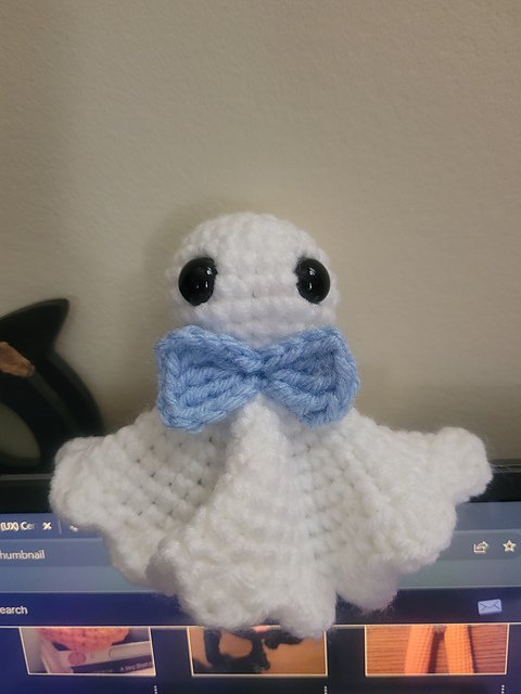 wind_arts's tweet photo. Teru teru bozu
   This little ghost looking thing is actually traditionally used to ward off rain during the rainy season. Make or buy one and hang it in your window to ward off bad storms!

#Crochet #Teru-teru-bozu 

https://t.co/WeniX6p4zU https://t.co/0p6xD5FwnP