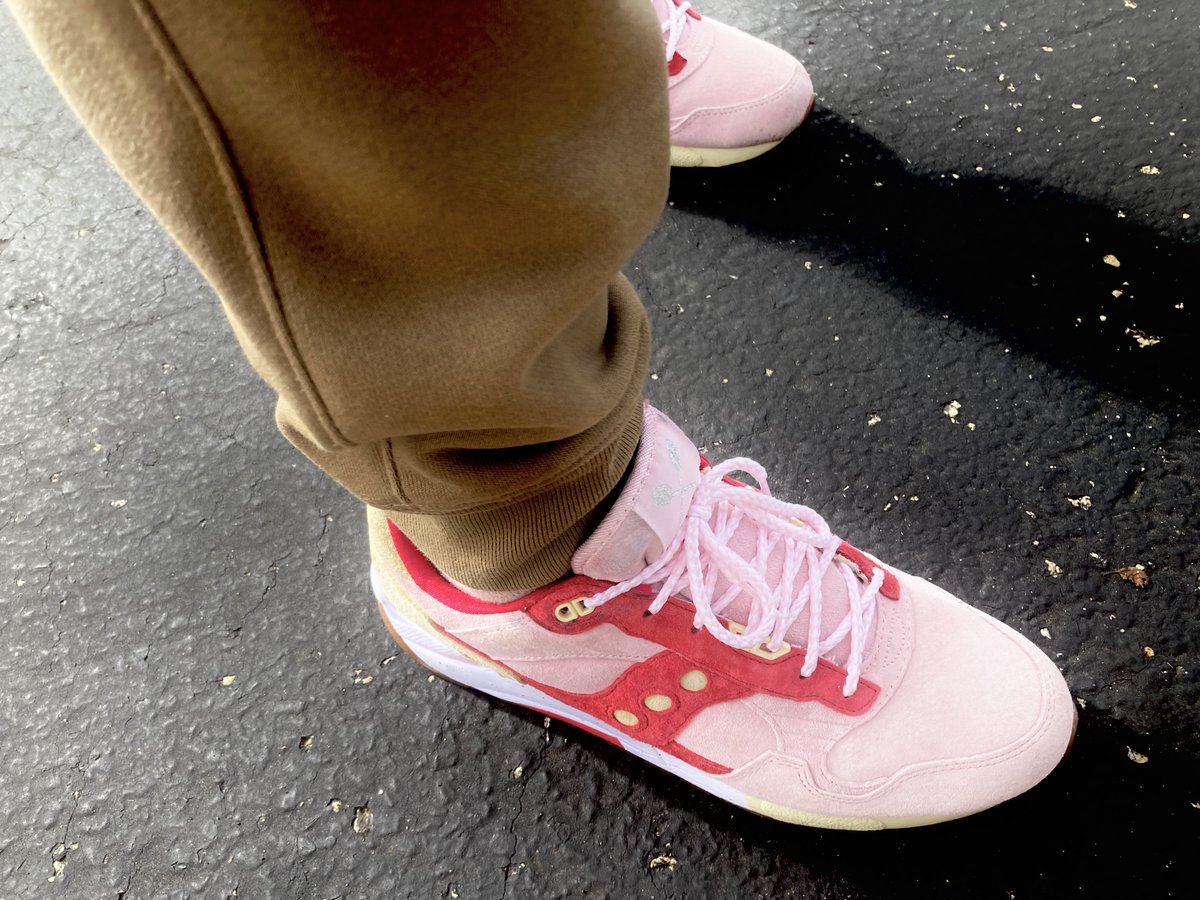 SoleBrothers3's tweet photo. Had to make a quick run today so here are my #kotd #sneakers #saucony #kicks #love #solebrothers3 #minerrealrurs #indy #crack3800 #chicago #notnike
 Product Details
Saucony Strawberry Vanilla Ice Cream

Colorway
PINK/RED-CREAM

Retail Price
$120

Release Date
05/15/2015 https://t.co/pNfNRI31Nb