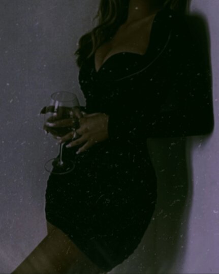 ༺𝕷.𝕸༻

𝓣𝓸𝓷𝓲𝓰𝓱𝓽 𝓲𝓼 𝓽𝓱𝓮 𝓷𝓲𝓰𝓱𝓽 𝔀𝓱𝓮𝓷 𝓹𝓮𝓸𝓹𝓵𝓮 𝓰𝓮𝓽 𝓽𝓸 𝓼𝓮𝓮 𝓪𝓷 𝓻𝓪𝓿𝓮𝓷 𝓪𝓻𝓻𝓪𝓷𝓬𝓪𝓻, 𝓼𝓽𝓮𝓹𝓹𝓲𝓷𝓰 𝓲𝓷𝓽𝓸 𝓽𝓱𝓮 𝓷𝓲𝓰𝓱𝓽𝓬𝓵𝓾𝓫 𝔀𝓲𝓽𝓱 𝓪 𝓫𝓮𝓪𝓾𝓽𝓲𝓯𝓾𝓵 𝓫𝓾𝓽 𝓼𝓾𝓵𝓽𝓻𝔂 𝓵𝓲𝓽𝓽𝓵𝓮 𝓫𝓵𝓪𝓬𝓴 𝓭𝓻𝓮𝓼𝓼 𝓸𝓷...