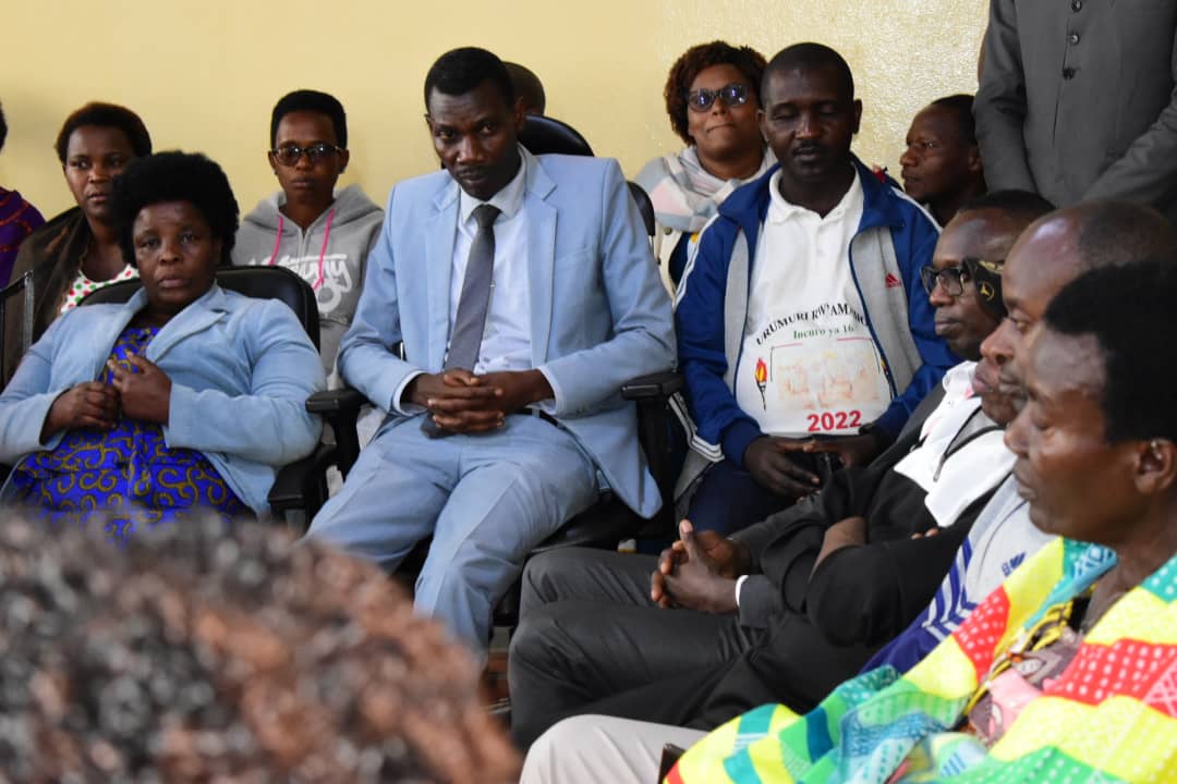 MagazineJimbere's tweet photo. 💸 "Environ 63 millions de Fbu sont actuellement sur les 3 comptes de la province #Muramvya dont une majeure partie est destinée à la construction du stade Royal de Muramvya.", - Diomède Nzambimana, gouverneur sortant de @MuramvyaProv, ce 16/10/2023 lors des cérémonies de remise et reprise avec le gouverneur entrant @EuphremNd. Parmi les priorités de ce dernier figure également la rénovation du bureau provincial

#Burundi