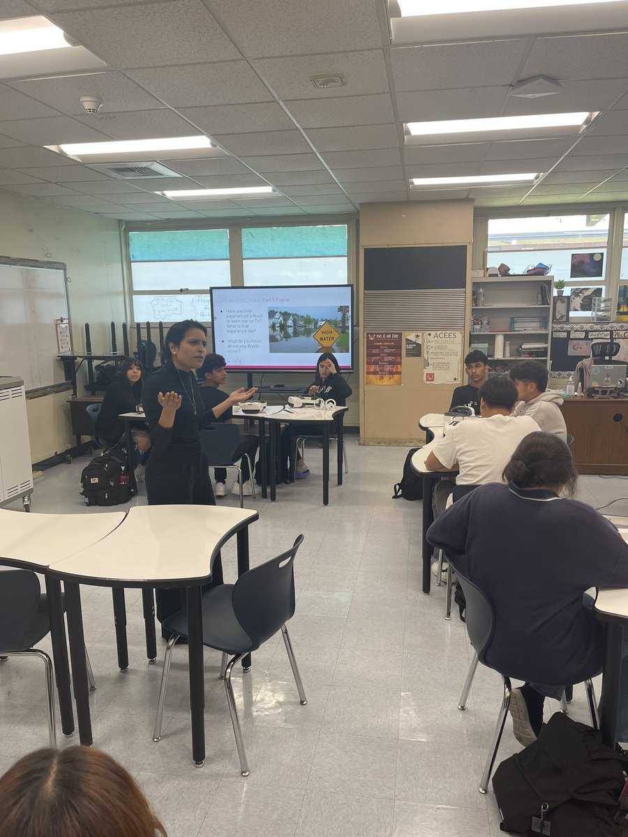 PUSDMrsPalmer's tweet photo. So grateful to have the @PrismsOfReality creator here to coach Ms. Croy! @PomonaHighPUSD #mathinreallife #VR #problemsolvingteaching https://t.co/eHjbqDPC3A
