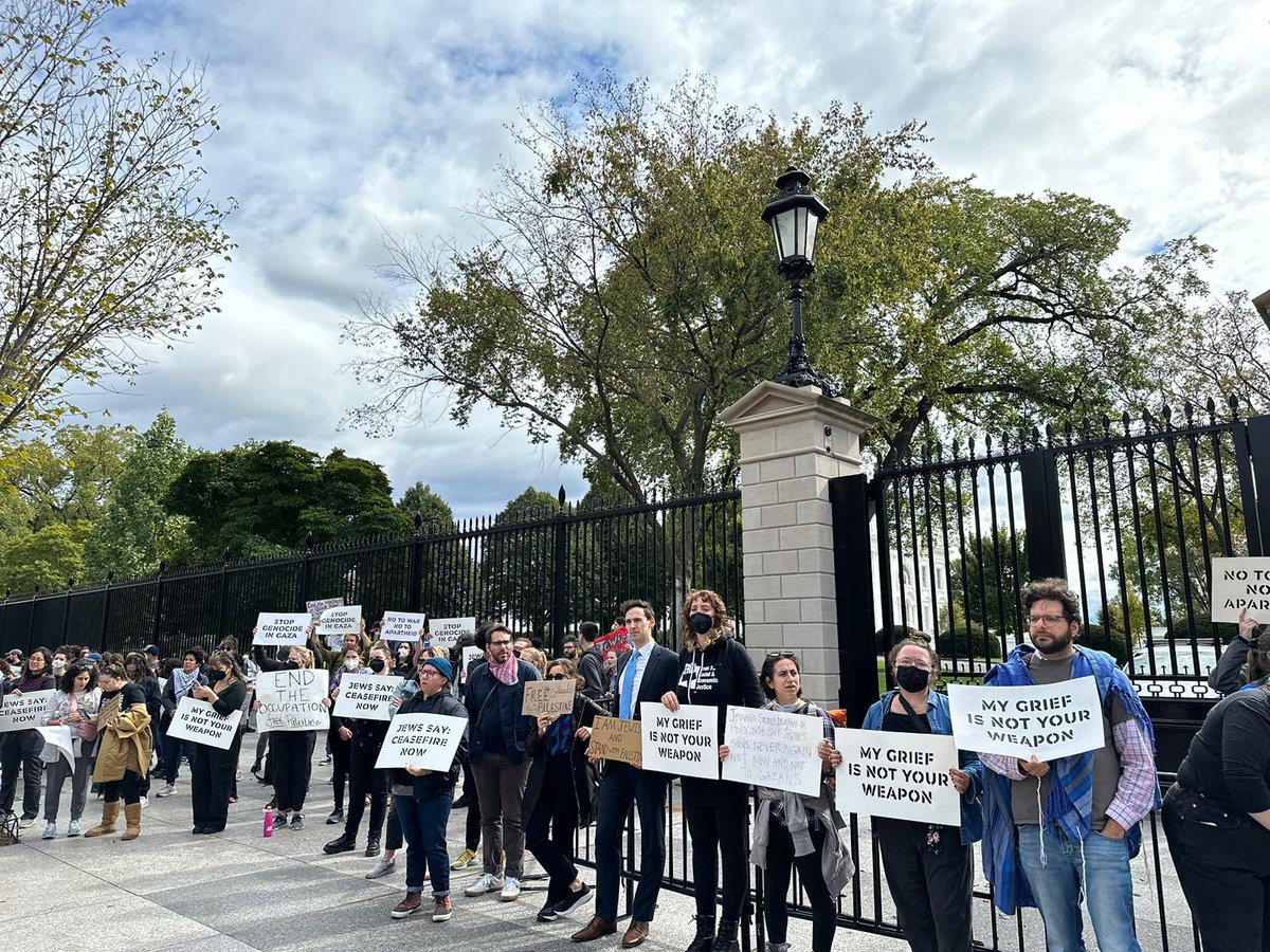BREAKING: American Jews and allies have now blocked 4+ doors to the White House. We’re prepared to put our bodies in the way of more slaughter — we’re ready to stay here until Biden forces a ceasefire.