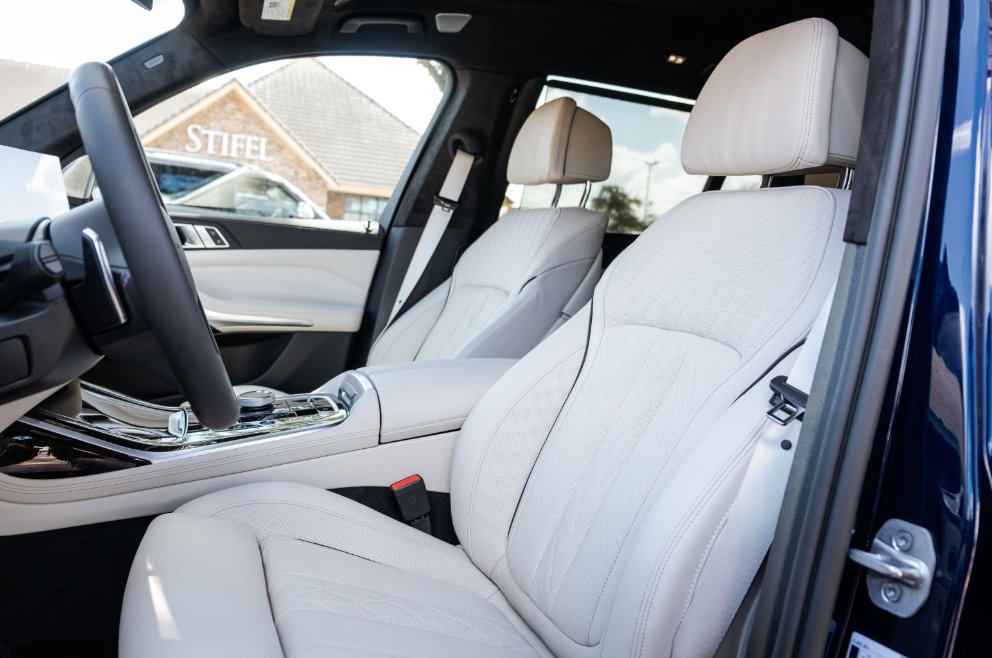 BertOgdenBMW's tweet image. Let us introduce you to the epitome of #Luxury and power, the #BMW X7 M60i. 

This ultimate #DrivingMachine offers unparalleled performance and sophistication.🙌  

Discover all of the features this vehicle can offer you at bit.ly/3EH9avd or call 956-477-3245.