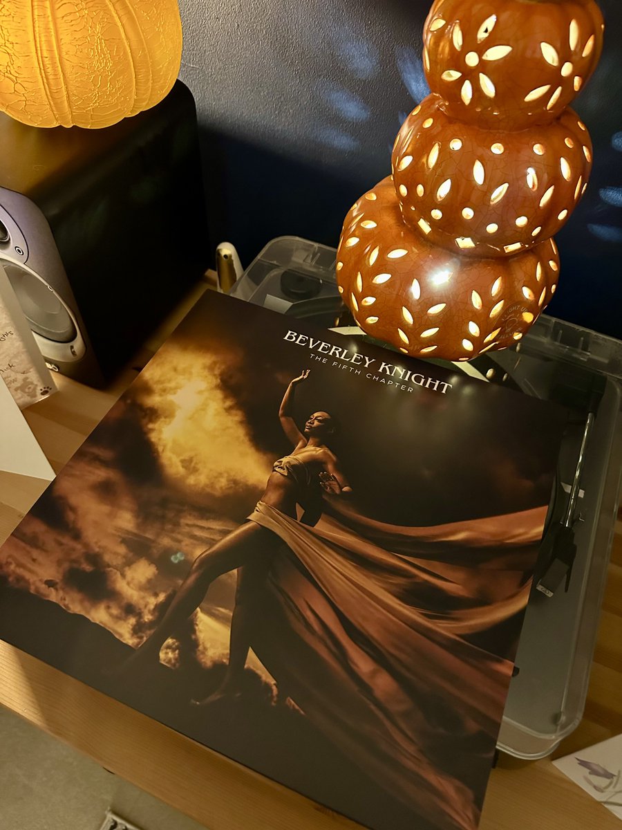 jrsb81's tweet photo. That’s my evening sorted! 👍🏼🔥🔥🎵🎧 #beverleyknight #thefifthchapter @Beverleyknight @hmvtweets https://t.co/1P2Zkj217j