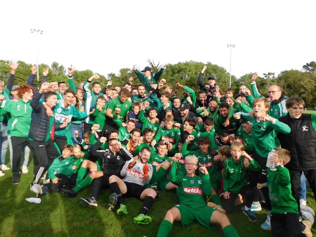 FCCG1975's tweet photo. 🇫🇷[ 𝘾𝙊𝙐𝙋𝙀 𝘿𝙀 𝙁𝙍𝘼𝙉𝘾𝙀 ]🇫🇷

𝙃𝙄𝙎𝙏𝙊𝙍𝙄𝙌𝙐𝙀 ! 💚🤍

Au terme d’un match nul (1-1) face à une valeureuse équipe de St Gilles St Hilaire FC, nos verts ont encore d�� user de leur sang-froid et de 2 parades de @Firmin_Zer pour s’imposer aux TAB ! 💪 

⚽️💚
#ForzaFCCG https://t.co/Y8l259tLd2