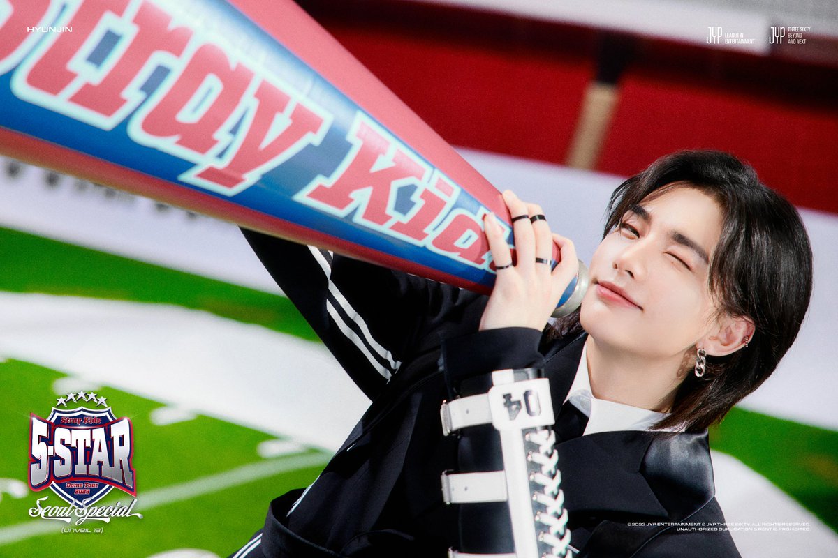 『 #FOTO▪︎16.10.23 』
Hyunjin para o merch oficial do 5-STAR Dome Tour 2023 Seoul Special (UNVEIL 13).

#스트레이키즈 #현진 #Hyunjin <a href="/Stray_Kids/">Stray Kids</a> ☀️