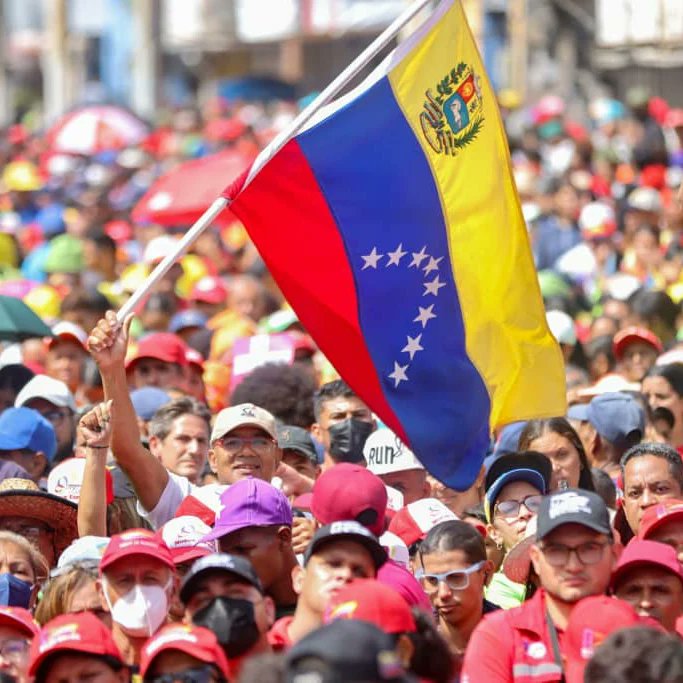 Alcemos nuestra bandera, unamos todas las voces y el espíritu en pro de la Patria libertaria. Seremos siempre un pueblo valiente que protegerá su país. ¡Viva Venezuela! #ConMaduroMásVerdadYPaz