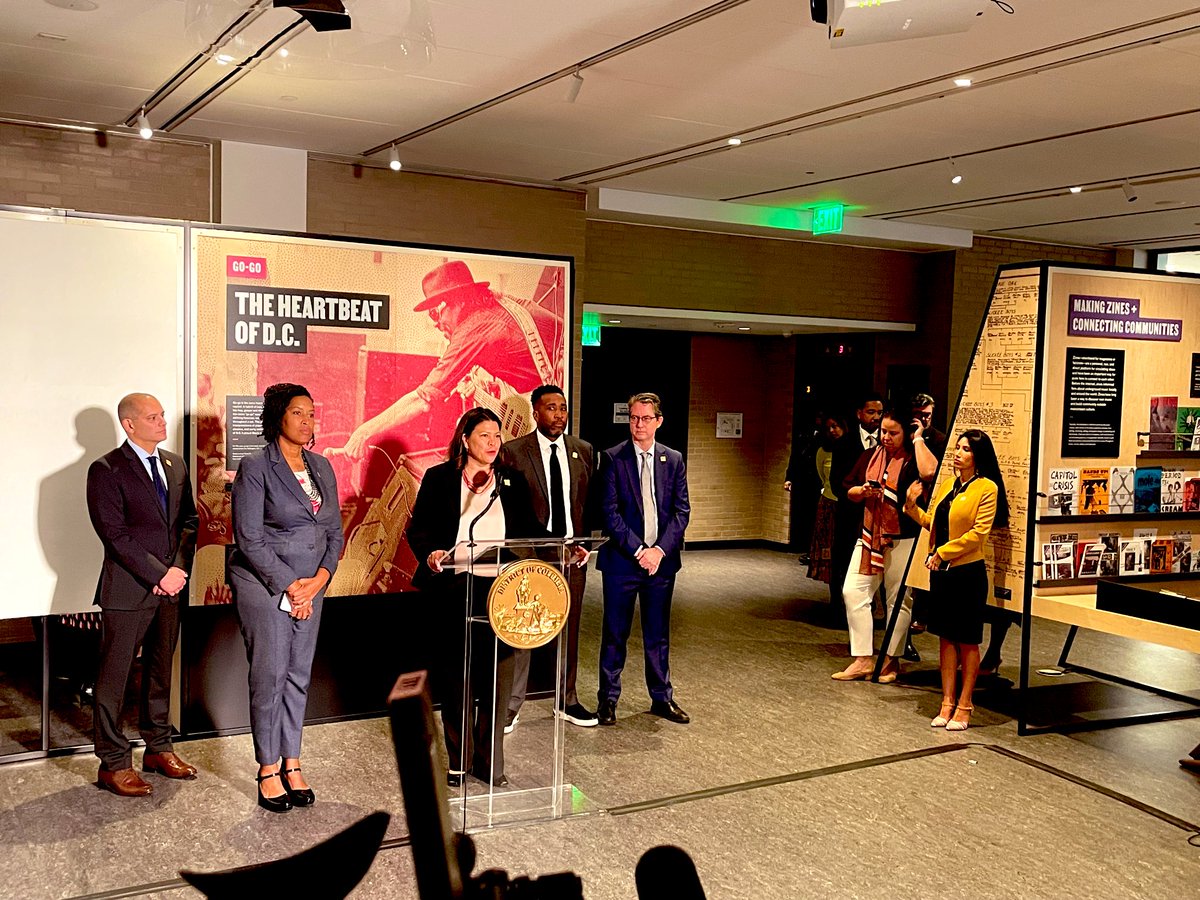 ricebilldc's tweet image. New @DMPEDDC Nina Albert (at lecturn), announced by @MayorBowser, w. Chris
Rodriguez, new @OCTODC, Keith Anderson @DMOIDC, Kevin Donahue @DC_OCA &amp;amp; off to the rt @LindseyVParker, C. of Staff &amp;amp; @susi2431 communications dir. Venue: @dcpl’s Punk Rock Archive at #MLKLibrary