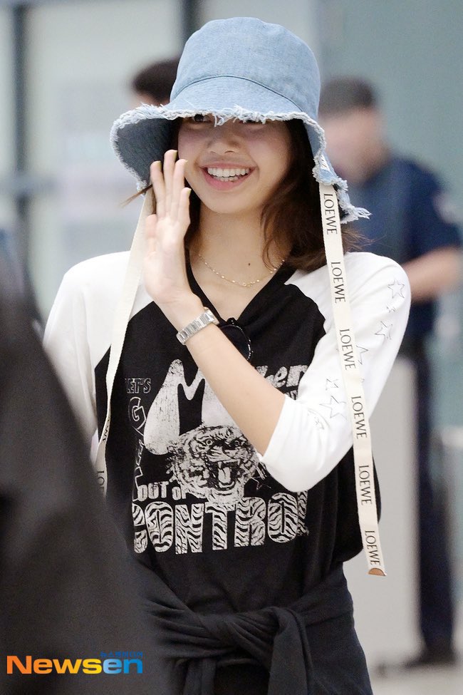 BPLalisaTH1's tweet image. 블랙핑크 리사 최고의 여자    블랙핑크 리사, 우리는 너를 너무 사랑해  블랙핑크 리사, 당신은 사랑을 받고 있습니다  블랙핑크 리사, 우리는 항상 당신을 자랑스럽게 생각합니다    블랙핑크 리사 ブラックピンクリサ #리사  #블랙핑크 #ลิซ่า #LALISA #MONEY #LISA #リサ #BLACKPINK  @BLACKPINK