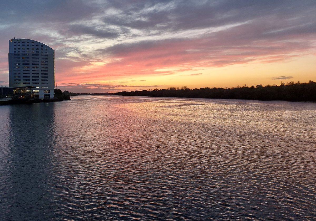 📸 Nothing quite like an autumn sunset in #Limerick. 

What a place.

#LimerickandProud