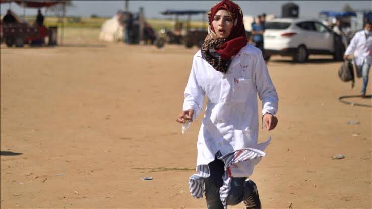 2018’de Gazze sınırında 21 yaşında gönüllü doktordu Razan en-Neccar. İsrail onu yaralılara yardıma koşarken vurdu. Dünya basını, batı medyası, feminist hareket ondan hiç bahsetmedi.

#ZionistTerror