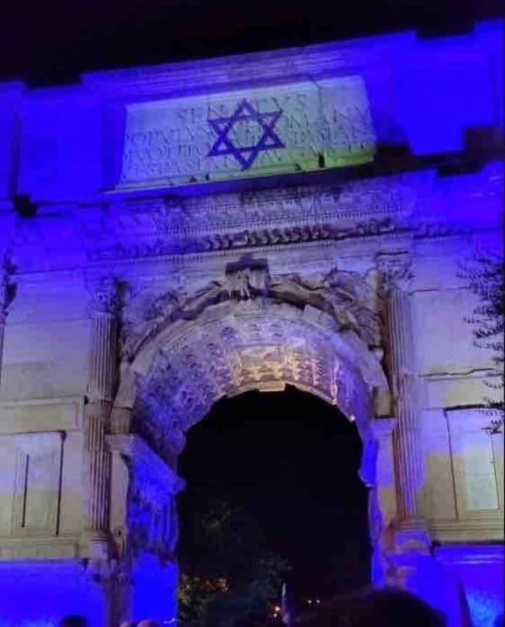 นี่เป็นภาพตึกที่มีชื่อเสียงของประเทศต่างๆเช่น เยอรมัน อังกฤษ ฝรั่งเศส กระทั่งตึกสหประชาชาติ ที่เปิดไฟเป็นรูปธงชาติอิสราเอล แต่พออิสราเอลฆ่าและกำลังจะฆ่าหมู่ปาเลสไตน์ เราไม่เห็นธงชาติปาเลสไตน์บ้าง (มีข้อยกเว้นคือมาเลเซียเปิดไฟธงชาติปาเลสไตน์) ช่างไม่เป็นธรรมจริงๆ