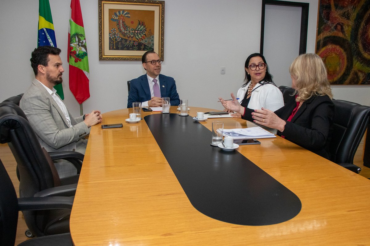 PGE_SC's tweet image. A equipe da Secretaria de Articulação Nacional (SAN), capitaneada pela secretária Vânia Franco, esteve hoje na sede da PGE/SC. A reunião com o procurador-geral do Estado, Márcio Vicari, tratou de assuntos de interesse institucional.

#PGESC #GOVSC #SantaCatarina