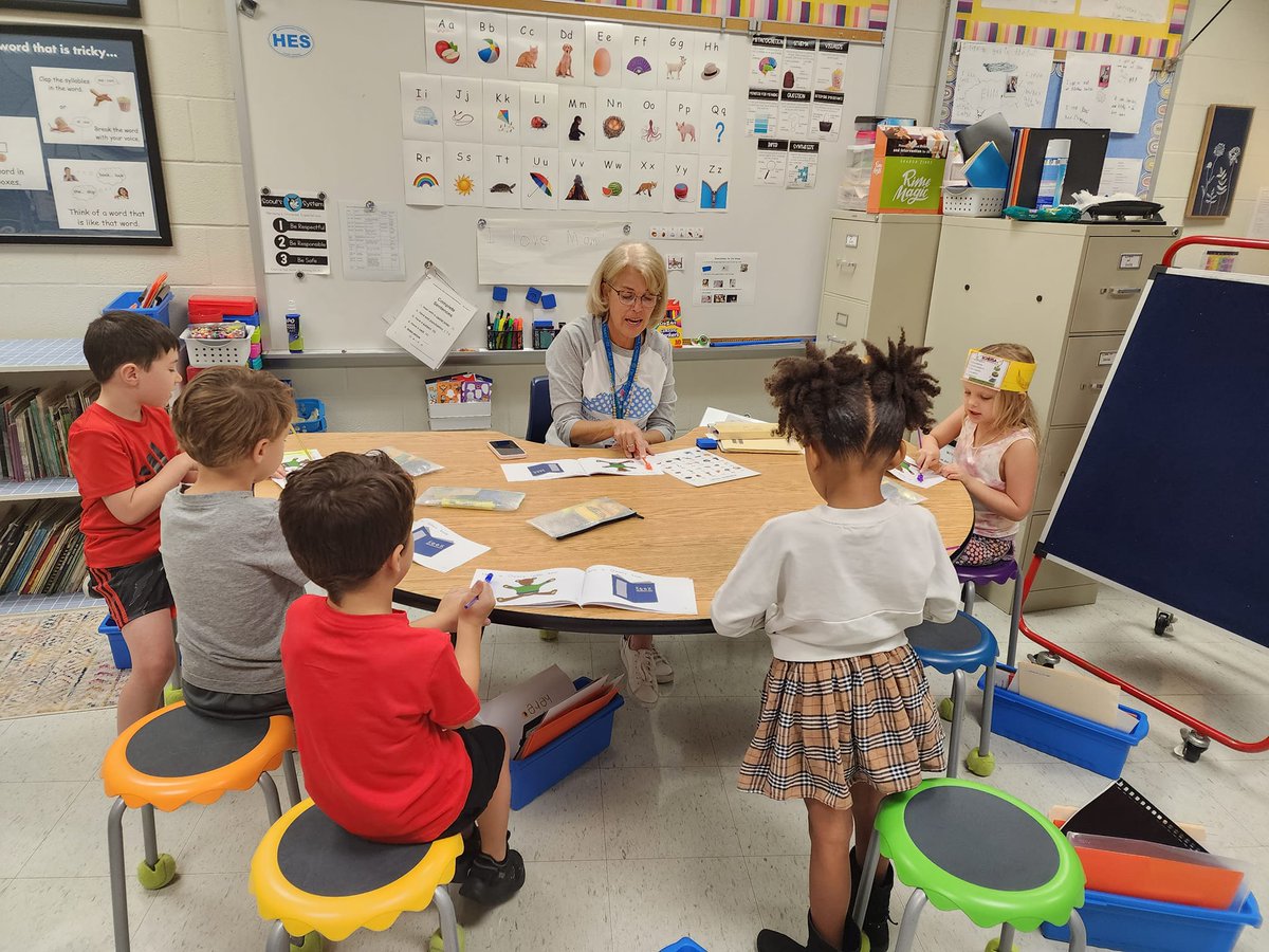 Harmony kindergarten readers are hard at work with Mrs. Farmer! Look at them using their pointer power!  #IgnitePassion #ExperienceExcellence
