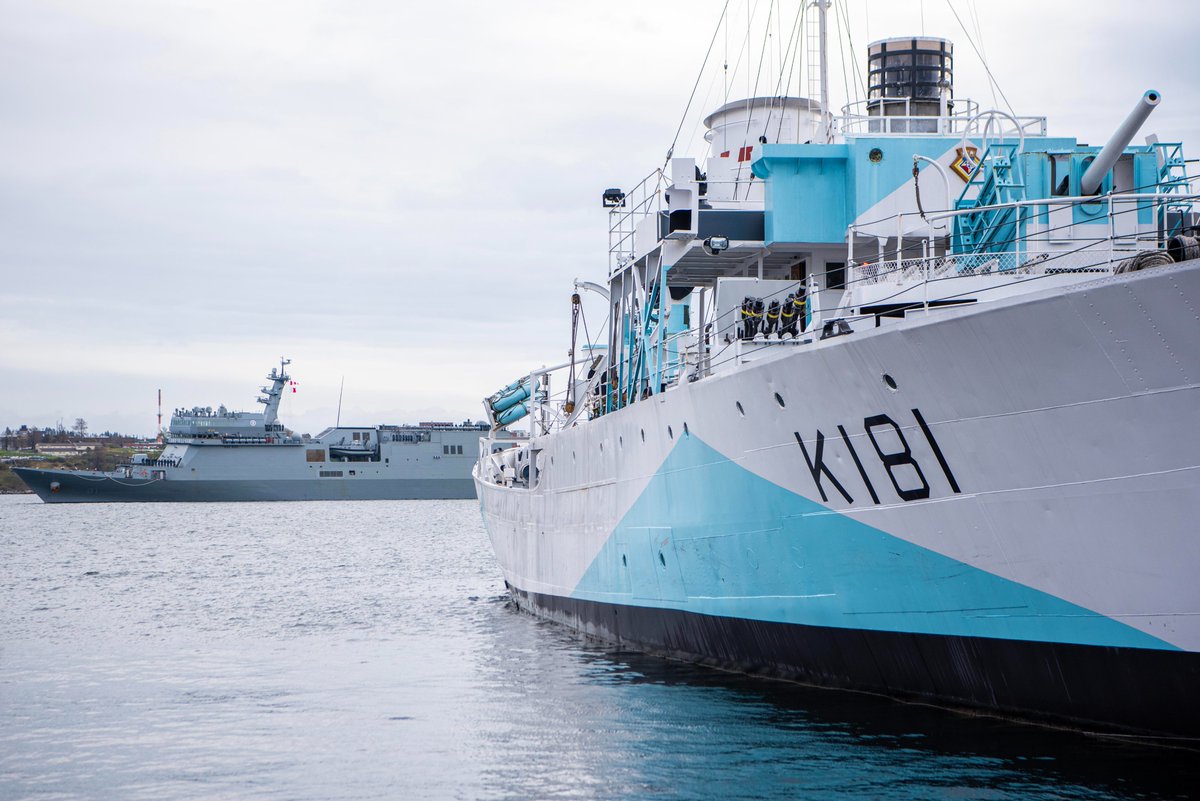 MarineRoyaleCan's tweet photo. Deux navires de la Marine de la KOR ont tiré une salve d’honneur en passant devant le #NCSMSackville, alors qu’ils arrivaient à l’#arsenalCSM d’Halifax pour faire escale. Bienvenue! Il sera possible de visiter* les ROKS Hansando (ATH-81) &amp; Hwacheon (AOE-59) les 17-18 oct. https://t.co/V2uSxlKxsL