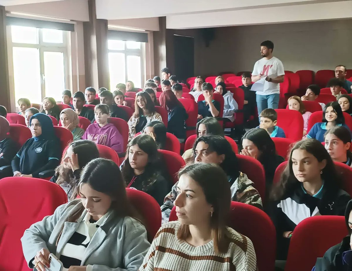 Ttmtalcanik's tweet photo. İl Emniyet Müdürlüğünden gelen polis memurları tarafından 9. sınıf öğrencilerimize siber suçlar hakkında bilgi verildi. https://t.co/7LsoZPUlbE