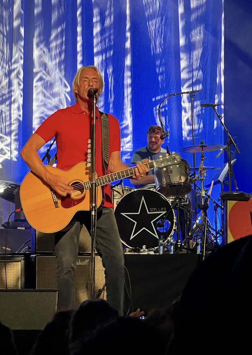 Ha pasado ya un mes del concierto de Paul Weller en Madrid y yo todavía sigo bajo su impacto.

youtu.be/rvGt7eDD6HY?si…

Qué bien lo pasamos Michi, Juanjo y yo.

Al que no vi por allí fue a @viccolden...

#PaulWeller
#TuSonrisaSinTemblar