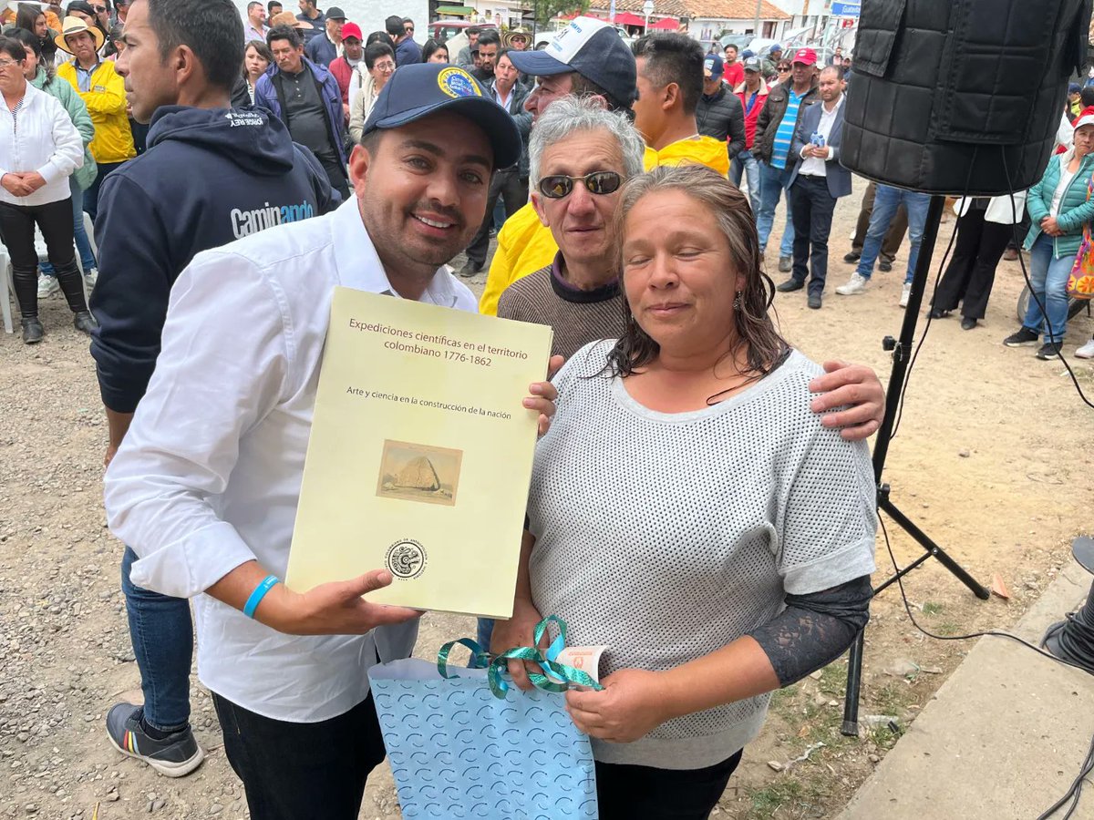 JRobertoSalazar's tweet photo. @consRamoscamp @HRafaeltamayo @soyconservador @JorgeEmilioRey Somos el equipo #AzulRey 💙🔵 comprometido incansablemente con el bienestar de la comunidad. Juntos, construiremos un futuro brillante para #Guatavita. https://t.co/Cb0BPkI3B5