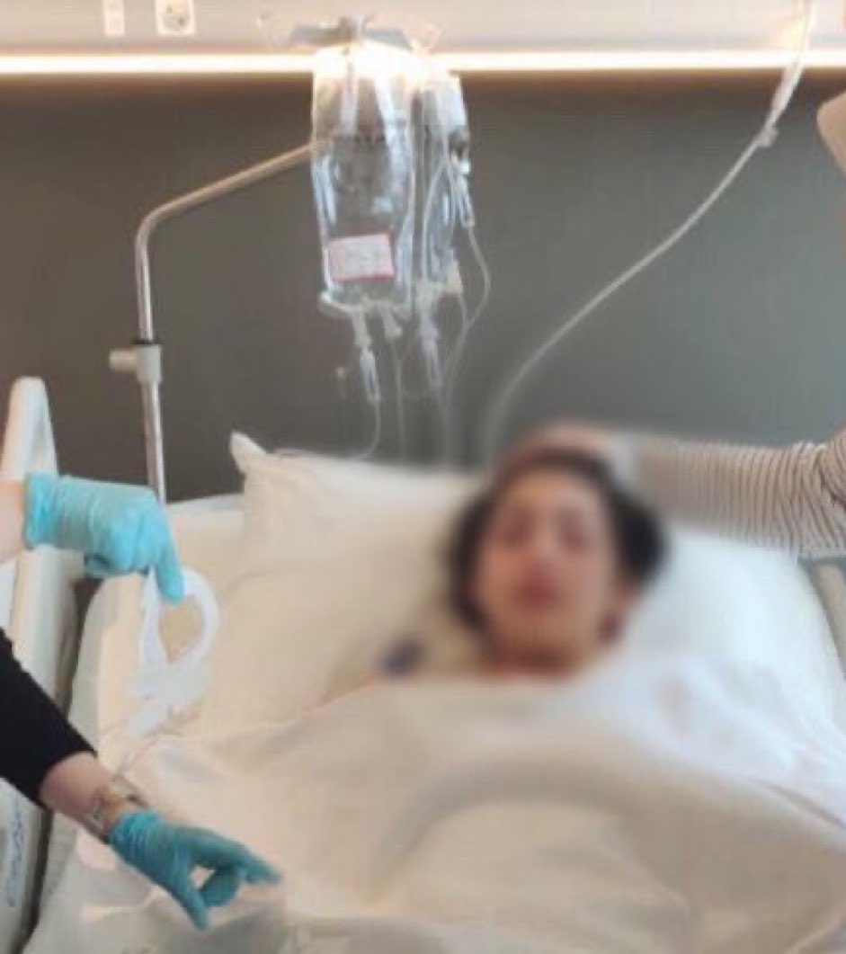 Züleyha henüz 12 yaşında. Beynindeki tümör nedeniyle çok ağır bir ameliyat geçirdi. Annesini de kanser hastalığı yüzünden kaybetti. Babası ise cezaevinde. Züleyha bir başına ve kimsesiz. İyileşmesi için babasına ihtiyacı var. Çok geç olmadan kavuşmalı.!

#BitsinArtık
<a href="/sgokbakar/">Şahan Gökbakar</a>