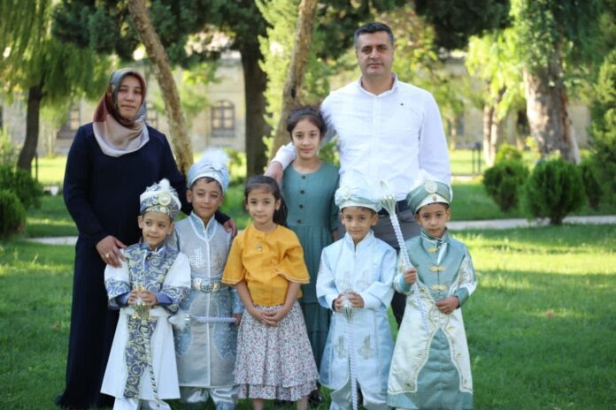 Beşizlerin dayısıyla biraz önce tekrar görüştük çocuklar Anneanneleri ile dayısının evinde ler  ,okula kayıtları yapılmış yarın okula başlayacaklarını söyledi. 🙏 gereken herşeyi yapacağız çocukların ikisinde sağlık problemi var o konuyla da ilgileneceğiz.