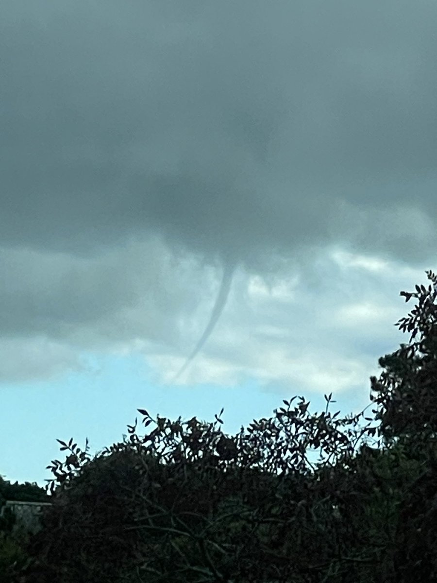MatthewPalka's tweet photo. Never seen a funnel cloud like this on nantucket! Pretty wild! @ACKCurrent #Nantucket https://t.co/xOGdqJgkdr