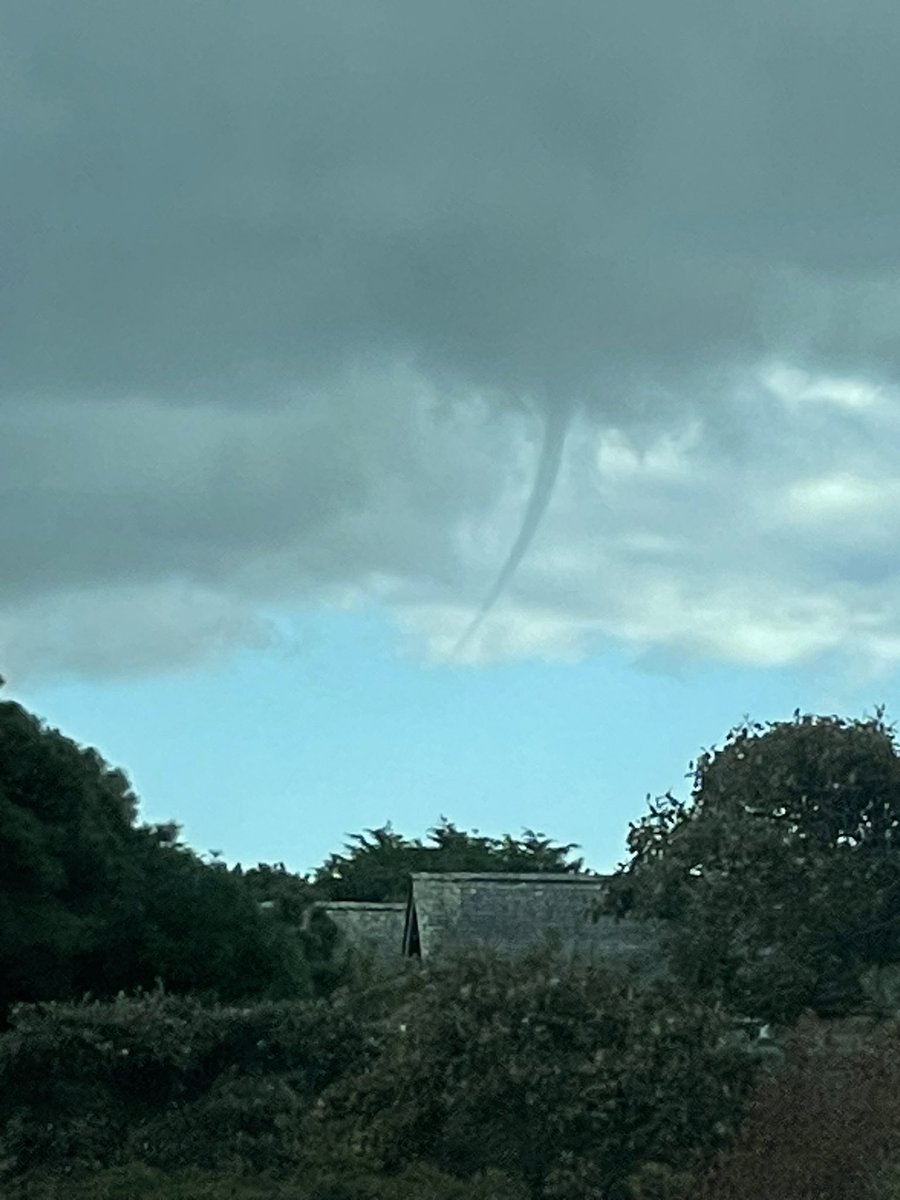 MatthewPalka's tweet photo. Never seen a funnel cloud like this on nantucket! Pretty wild! @ACKCurrent #Nantucket https://t.co/xOGdqJgkdr
