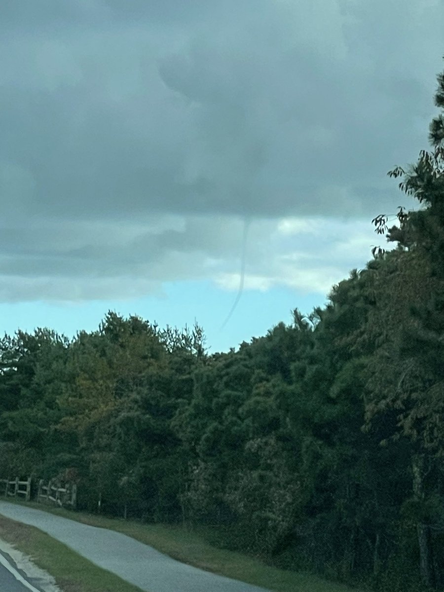 MatthewPalka's tweet photo. Never seen a funnel cloud like this on nantucket! Pretty wild! @ACKCurrent #Nantucket https://t.co/xOGdqJgkdr