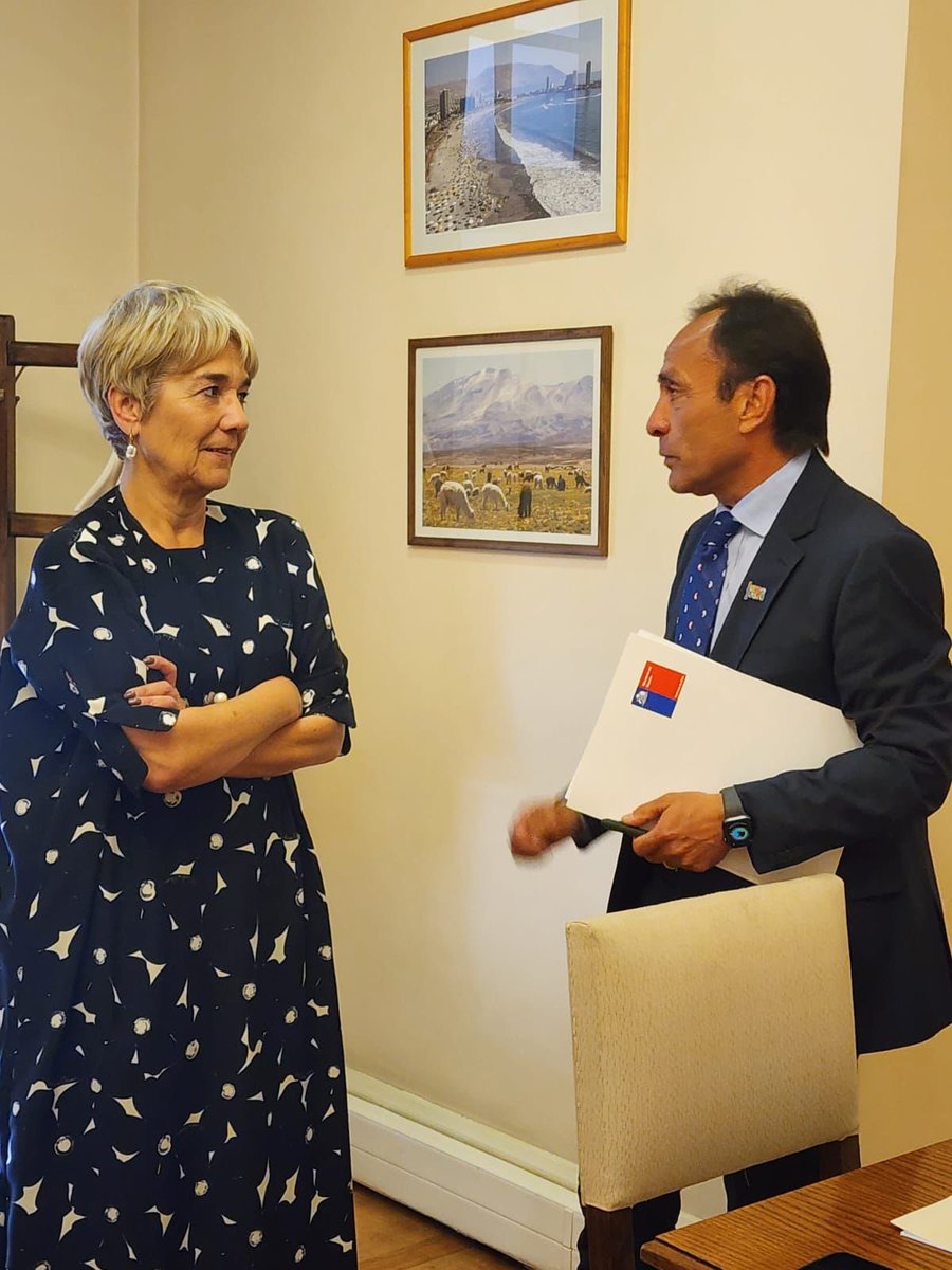 Luzebensperger's tweet photo. Nos reunimos con el ministro del @MindepChile  Jaime Pizarro Herrera, para escuchar la propuesta sobre una nueva institucionalidad para el fútbol profesional en Chile, conforme al proyecto en trámite sobre SA y otros temas 

#senadoraebensperger #deporte #sociedadesdeportivas https://t.co/lYXBsu32I0
