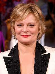 ¡Hoy celebramos el cumpleaños de Martha Plimpton!🎂 

Nacida el 16 de noviembre de 1970, esta talentosa actriz nos impresionó en films como 'Las aventuras de Rocky y Bullwinkle' (2000) y su papel en la serie 'The Good Place' (2016-2020). 📺

¡Feliz cumpleaños! 🥳 #MarthaPlimpton