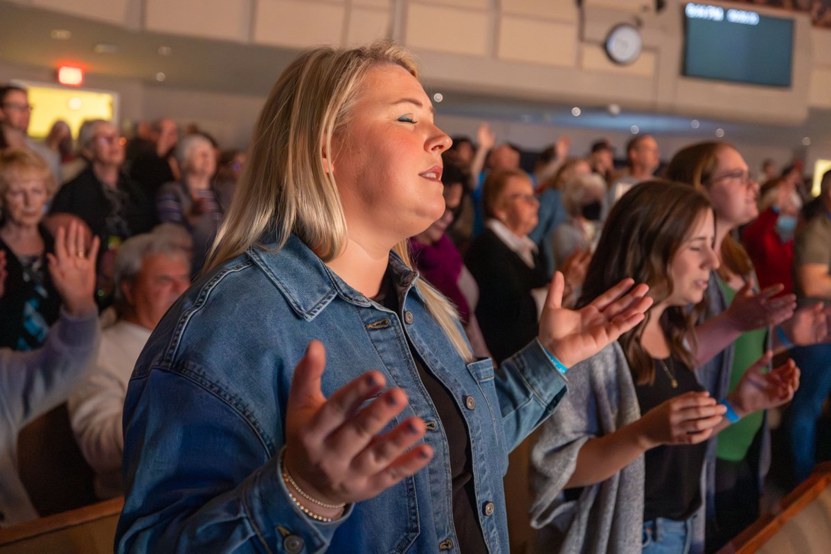 Franklin_Graham's tweet photo. My son @WillGraham_4 was in British Columbia, Canada, over the weekend to preach the Gospel on the Thompson-Okanagan #LookUpTour. We praise God for lives transformed by the Good News of Jesus Christ in Kamloops, Vernon, and Kelowna! Pray today for this region of Canada. https://t.co/icOkfd8UqR