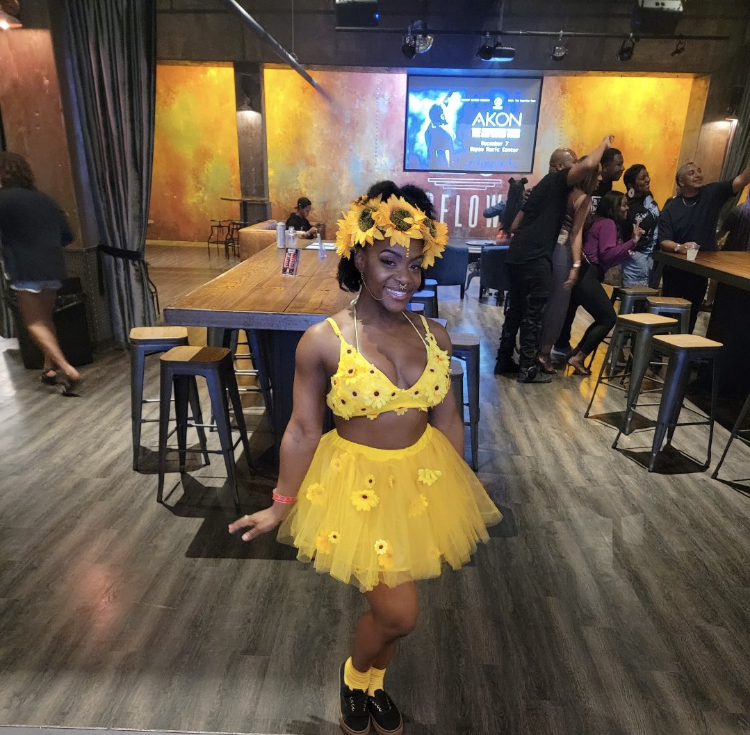 sabe_thee_babe's tweet photo. I had the opportunity to dance on stage with my number 1 fave artist since grade school words cannot express this experience! I gave my painting to her staff and I want to make sure she got it will yawl help me tag @JanelleMonae please 💛🌻🌕 https://t.co/Y42KH8MpM4