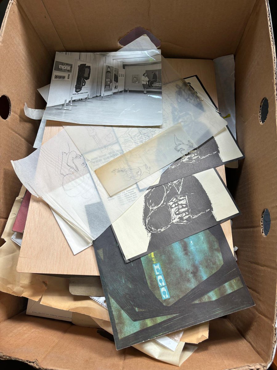 Tasarım tarihimizin önemli ismi Yurdaer Altıntaş’ın da başına bu geliyorsa! Birkaç yıl önce vefat eden Yurdaer Hocanın kariyerine dair birçok önemli belge, fotoğraf, mükerrer baskılarla yüzlerce afiş, eskiz defterleri, tablolar, artwork eserler, dia arşivi vb eskiciye düşmüş! +