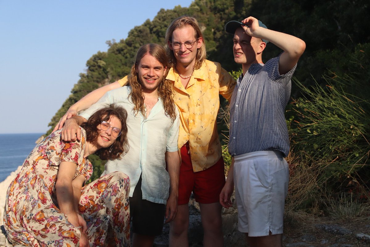 Oh wow, unser erstes Album ist jetzt schon 3 Monate alt!

Vielen lieben Dank an alle, die unserer Musik etwas Aufmerksamkeit schenken konnten, es freut uns sehr dass sie ja doch ein paar Menschen erreichen und berühren konnte! ❤️