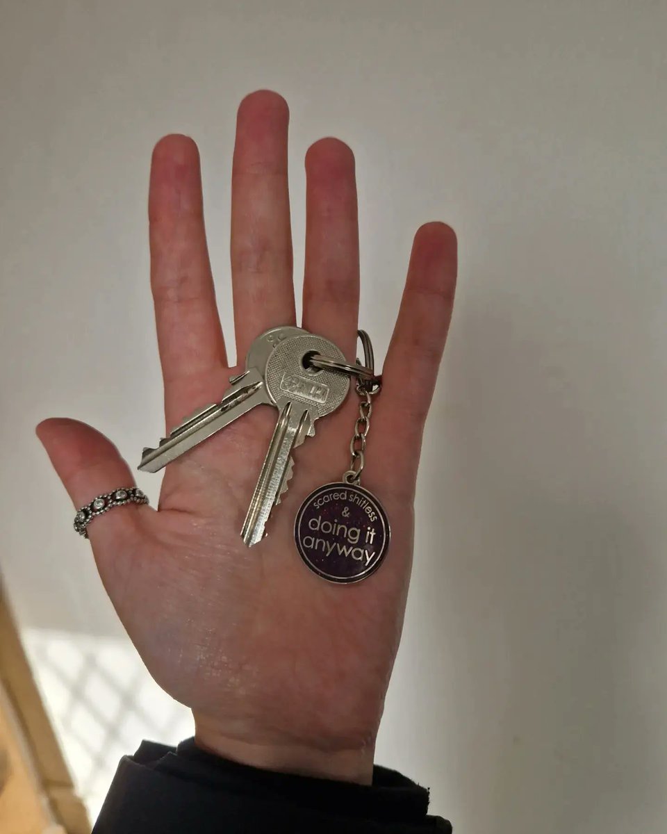 Debbie_Cleo's tweet photo. A very big day for me today 🏠💕🔑 This is my 3rd major life decision in 2 years... finally completed on my own house just for me (and my 5yo and the cat 🐈)

The keyring says it all really 🤣❤️

#solohomeowner #independentwoman #soloparent #myownhome #iamwoman #MondayVibes https://t.co/KNxP9IzP17