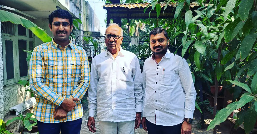 AMITKUTE5's tweet photo. अमरावती येथे  विधानसभेचे माजी उपाध्यक्ष आदरणीय शरद तसरे साहेब यांच्या निवासस्थानी जाऊन त्यांची भेट घेतली. यावेळी तसरे साहेबांनी यशवंतराव चव्हाण साहेब व शरद पवार साहेबांच्या अनेक जुन्या आठवणी सांगितल्या व फोटो रुपी आठवणीही दाखवल्या..
@PawarSpeaks @supriya_sule @SunilGavhaneNcp https://t.co/RE4Qid90BR