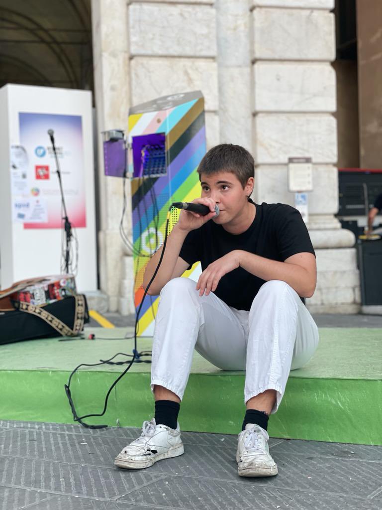 OpenStage_it's tweet photo. Anche quest'anno il nostro totem Open Stage è atterrato a #internetfestival di Pisa! 12 talenti emergenti hanno intrattenuto per quattro giorni il pubblico del festival con la loro musica. Grazie di cuore a tutti! Al prossimo anno https://t.co/dZcTlurq2X