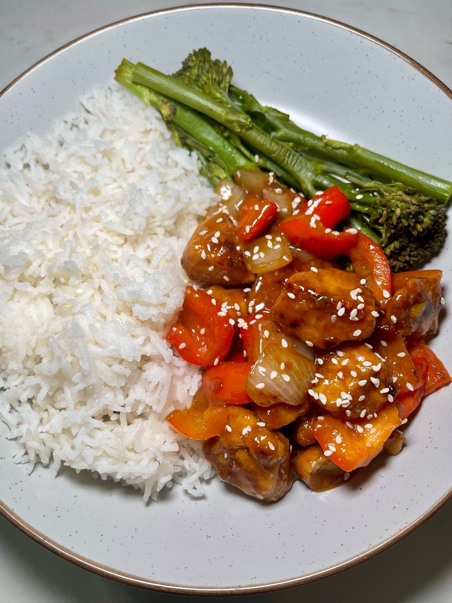What did you have for your meat free Monday?🤩

I had this sticky orange tempeh, peppers and onion with tenderstem broccoli and rice to the side 🥦🍊
#vegan #meatfreemonday #tempeh