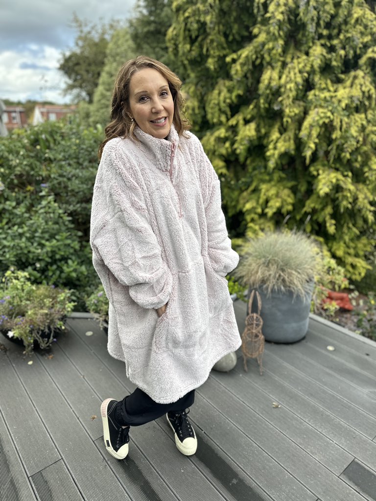 Looking forward to launching this snuggly lounger from #cozeehome 9pm, Midnight and throughout Tuesday whilst stocks last! 
Working with <a href="/qvcuk/">QVC UK</a> 5 fab colours - 199322 online #ad - #staywarm #winterlounger <a href="/mecharliebrook/">Charlie Brook</a> <a href="/simonbiagi/">Simon Biagi</a> <a href="/TheHuntley/">Catherine Huntley</a> <a href="/KatyPullinger/">Katy Pullinger 💙💛</a>