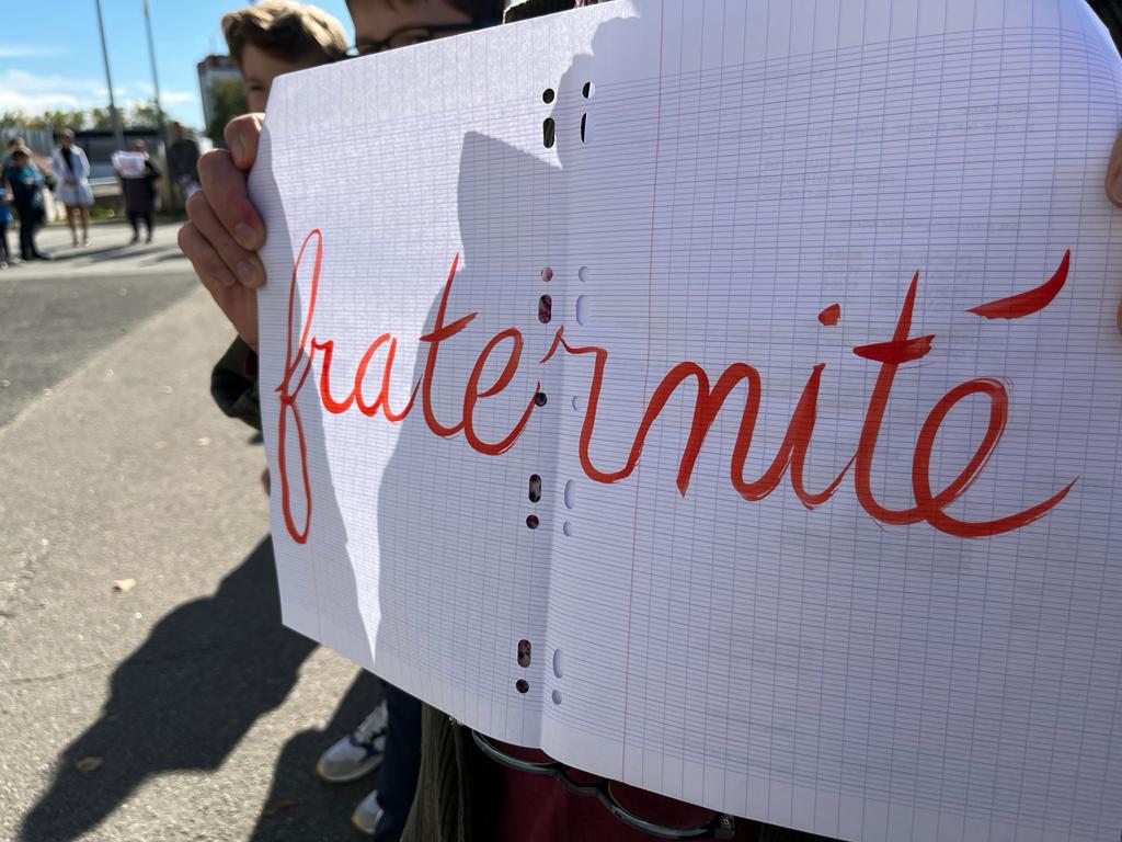 DSDEN86's tweet photo. ⚫️#Hommage rendu aux enseignants Dominique Bernard &amp; Samuel Paty lors de la minute de silence qui s'est déroulée au collège Georges Sand.
Recueillement, solennité, respect &amp; message d'espoir 🕊️#Unité
Temps d'échange entre élèves, @DSDEN86, @Prefet86 &amp; les élus présents⚫️ https://t.co/VsPcHCulLC