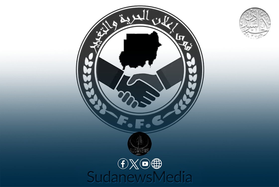 sudanews1's tweet photo. قوى الحرية والتغيير

نصف عام من الحرب الكارثية تكفي ..أوقفوها الآن !!

امس أكملت بلادنا المنكوبة نصف عام من الحرب الكارثية العبثية التي إندلعت في الخامس عشر من أبريل الماضي وما عاد الجدل والإنكار مفيداً لإثبات صلة النظام المباد وحزبه المحلول في إشعالها، ومن الواضح أن الحرب تتمدد صوب ولايات جديدة لم تكن اصلا  جزء منها خلال الشهور الست الماضية بدخولها فعلياً إلى حدود  ولايتي الجزيرة والنيل الأبيض ليصبح عدد الولايات الواقعة في نطاقها عشرة ولايات من بينها أكبر ثلاثة ولايات من حيث حجم السكان وهي الخرطوم وجنوب دارفور والجزيرة والتي تمثل مجتمعة ما يعادل تقريباً 40% من إجمالي سكان السودان، وبالنظر للأرقام الكلية للولايات المتأثرة بالحرب الحالية في الولايات العشر نجد أن الحرب تضرر منها وتهدد حوالي 70% من سكان البلاد  وعند إضافة الولايات السابقة المتأثرة بالحرب (جنوب كردفان والنيل الأزرق) يصبح عدد الولايات المتأثرة بالحروب (12) ولاية يمثل سكانها حوالي 75% من إجمالي سكان البلاد  مع عدم إغفال إمكانية إرتفاع عدد الولايات التي يمكن أن تنتقل إليها الحرب.

بسبب هذه الحرب احتسبت بلادنا الاف القتلى من المدنيين والعسكريين والاف الجرحى بعضهم بات ضمن ذوي الاعاقات الدائمة بخلاف الخسائر المادية والإقتصادية في الممتلكات والأموال إذ ظل السلب والنهب لممتلكات المدنيين هو السمة السائدة لهذه الحرب دون وجود تقديرات تظهر حجم تلك الخسائر إلا أن المؤشرات الأولية تظهر تعرض أكثر من 150 ألف سيارة للسرقة من أصحابها داخل ولاية الخرطوم خلال الشهور ا��أربعة الأولى. اما فيما يختص بالخسائر التى طالت الاقتصاد الكلي للدولة بما فيها البنى  التحتية والقاعدة التحتية للشركات  الصناعية الموجودة بولاية الخرطوم و التي تمثل حوالي 80%  من إجمالي حجم الناتج الصناعي في البلاد .

تسببت الحرب في مفاقمة ألازمات الإقتصادية التي تعيشها البلاد منذ إنقلاب 25 أكتوبر الذي قوض الإنتقال السياسي والإقتصادي وشهدت البلاد ارتفاع الاسعار في الاسواق مصحوبة بعزوف المواطنين عن الشراء نسبة لضعف القوة الشرائية  بسبب عدم سداد مرتبات العامين بالقطاع العام الذين يتجاوز عددهم الاثنين مليون موظف في المستوي القومي بجانب ملايين العاملين في مستويات الحكم الاخري وقيام الشركات العاملة في القطاع الخاص بتسريح العاملين فيها أو إنهاء عقوداتهم  مما نتج عن ذلك كساد في الاسواق مع اسعار مرتفعة.

في ظل فقدان الإيرادات الضريبية التي تمثل أكثر من 80 % من إيرادات الميزانية العامة تم اللجوء للخيارات الإقتصادية الأكثر كارثية بطباعة النقود لتغطية إلتزامات القوات العسكرية في مسرح القتال وزيادة أسعار  رسوم الخدمات التي يحتاجها المواطن وفاقم من الأمر إنهيار خدمات القطاع المصرفي وحرمان أعداد كبيرة من المودعين من السحب والإيداع من أموالهم التي تأكلت قيمتها بسبب إنهيار أسعار العملة الوطنية أمام العملات الأجنبية.

تتنامي الكارثة الإنسانية وتتزايد بسبب تمدد مساحات الحرب وبلغ عدد الفارين من مناطق الحرب أكثر من 5.5 مليون نسمة منهم 1.1 مليون أصبحوا لاجئين في دول الجوار في ما توزع البقية على عدد من الولايات الأخرى، ويعيش أولئك النازحين في ظل ظروف قاسية ومن المتوقع أن يتسبب القرار الخاص بفتح الجامعات والمدارس لزيادة معاناتهم بسبب اتخاذ معظمهم من مقرات المدارس وداخليات السكن الجامعي مأوى لهم، أما المدنيين المتواجدين في مناطق الحرب فيعيشون مخاطر تهدد حياتهم وإمكانية تعرضهم للموت او للإصابة بسبب القذائف والرصاص والقصف المدفعي والجوي للأطراف المتحاربة وتوقف المستشفيات والمراكز الصحية عن العمل والنقص الحاد في الأغذية والأدوية وإنقطاع المياه والتيار الكهربائي وشبكات الإتصال.

إن المساعدات الإنسانية التي قدمتها الدول الصديقة للشعب السوداني منذ الأيام الاولى للحرب بما في ذلك المساعدات الطبية لم تجد طريقها للمحتاجين فإما أنها تمت السيطرة عليها أو تم عرضها في الأسواق وبيعها علناً وهو سلوك منتهج وموروث من عن��صر النظام المباد وهو ما أدى فعلياً لإحجام الجهات المقدمة للمساعدات في الدفع بمزيد منها خاصة مع إصرار سلطات الحرب عدم السماح للعمال والموظفين الدوليين للإشراف على توزيع هذه المساعدات، وبالتالي فإنها تتحمل تبعات زيادة ومفاقمة هذه المعاناة الإنسانية.

تظل الإنتهاكات والفظائع التي ارتكبتها الأطراف المتحاربة خلال هذه الحرب وصمة عار تتطلب إتخاذ إجراءات قانونية صارمة تجاه مرتكبيها  بغرض إنصاف الضحايا ومحاسبة الجناة ولضمان عدم تكرارها مستقبلاً، ولذلك فإننا في الحرية والتغيير رحبنا بقرار مجلس حقوق الإنسان بتشكيل لجنة تحقيق تجاه تجاوزات الحرب وإنتهاكاتها ودعونا لاحالة ملف التجاوزات للمحكمة الجنائية الدولية ونحث جميع الأطراف للتعاون مع اللجنة.

ظلت الحرية والتغيير تعمل جاهدة لتحاشي هذه الحرب وبذلت الجهود لمنع حدوثها منذ أيام الحكومة الإنتقالية ثم بعد إنقلاب 25 أكتوبر 2021م وقبل وبعد توقيع الإتفاق الإطاري وكادت أن تنجح مع قوى الاتفاق الإطاري في نزع فتيلها لولا  إصرار وحرص النظام المباد وعناصره على إشعالها، وظلت الحرية والتغيير والقوى المدنية الموقعة على الإطاري تسعي لإخمادها بعد إندلاعها ومنع تمددها والتواصل مع طرفيها، لكن للأسف فإن صوت الحرب كان الأعلى وحينما لاحت بارقة الأمل عبر مفاوضات جدة فإن الحرية والتغيير ظلت تدعم هذا المنبر وتحث الطرفين على إستكماله، ومن المؤكد أن منبر جدة هو الخيار المتاح حالياً لطرفي الحرب لوضع حد للقتال وبداية عملية سياسية تؤدي لانهاء الحرب واعادة بناء البلاد ووضعها في المسار الصحيح.

إن قرار الحرية والتغيير بتحرك قياداتها وتحملهم مسؤوليتهم التاريخية في لعب دور لانهاء هذه الحرب، ساعد وساهم في لعب دور دبلوماسي وسياسي بالتواصل مع دول جوار السودان ومحيطه الإقليمي والمجتمع الدولي والتي كانت حصليتها بلورة موقف مجمع عليه إقليمياً من دول جوار السودان ومحيطه الإفريقي والعربي والدولي بضرورة إنهاء هذه الحرب في أسرع وقت ممكن.

بالتوازي مع ذلك فإن الطريق نحو بناء أوسع جبهة مدنية لإنهاء الحرب وتحقيق السلام وإستعادة الإنتقال المدني الديمقراطي يمضي على قدمٍ وساق بإعتباره مناط به وضع اسس إنهاء الحرب واستعادة المسار الديمقراطي ووضع لبنات إعادة الإعمار وآليات التعويضات وجبر الضرر وتأسيس مؤسسات الحكم المدنية الإنتقالية وتحقيق برامج إعادة بناء مؤسسات الدولة المدنية والعسكرية والعدلية على أسس قومية مهنية إحترافية ذات كفاءة وفعالية، ويمكننا القول أننا نعمل مع رفاقنا من القوى المدنية الديمقراطية من أجل إستكمال هذا الهدف في أقرب فرصة ممكنة بإعتباره خطوة مفتاحية تشجع على إنهاء الحرب.

إننا في قوى الحرية والتغيير وبعد نصف عام من هذه الحرب الكارثية نجدد ما ظلننا نردده منذ اللحظات الاولى بعد إشتعالها بأنها حرب عبثية لا منتصر فيها والخا��ر هو الوطن والمواطن، والان بعد مرور ستة أشهر فنجدد موقفنا بضرورة إيقافها الآن، وندعو الطرفين لإتخاذ القرار الصحيح بوقفها ووضع حد للمعاناة والتوجه صوب قاعات المفاوضات في جدة لإسدال الستار على هذه الحرب الكارثية التي لابد أن تنتهي في يوم من الأيام، ويسترد شعبنا وطنه من تحت الركام ويعيد بنائه على هدي أهداف ثورة ديسمبر المجيدة القائمة على الحرية والسلام والعدالة في ظل دولة مدنية ديمقراطية.

قوى الحرية والتغيير - المكتب التنفيذي
الأثنين ١٦  أكتوبر ٢٠٢٣م

#لا_للحرب
#السودان_الوطن_الواحد
#السودان
#اوضاع_إنسانية_كارثية
#لا_للحرب
#لازم_تقيف
#السودانيون_يستحقون_السلام