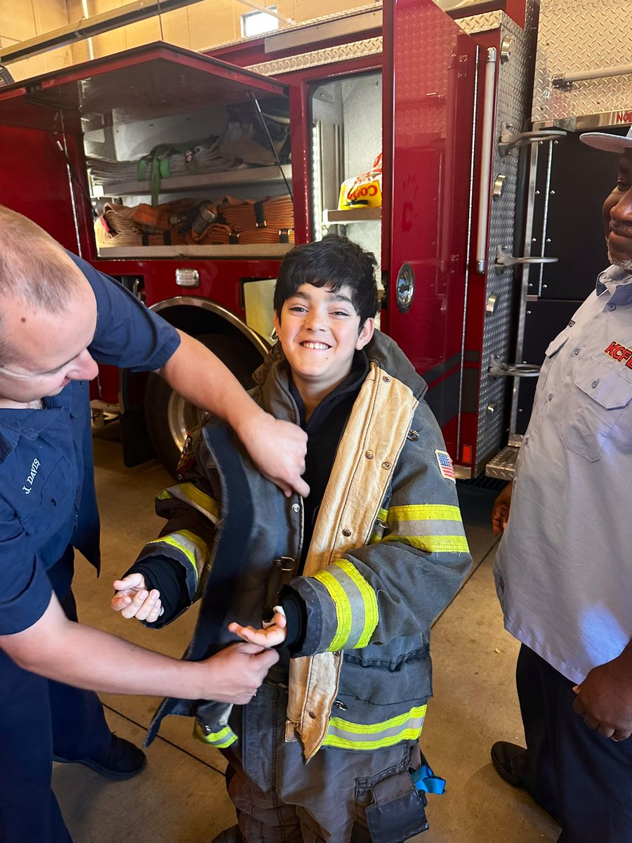ChouteauSchool's tweet photo. Another great day of Field Trips to @KCMOFireDept Station 14 to celebrate September outstanding attendance! We had to take four mini field trips because we had 193 kids with 98% or better attendance all of September! 
Thank you, Firefighters! We learned so much! @NKCSchools https://t.co/hfG8Idte1x